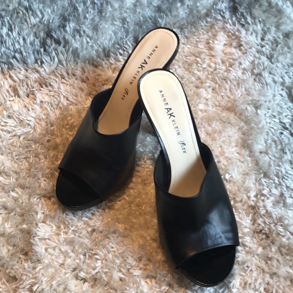 [ Never Worn]  SIZE :9.5, ANNE AK KLEIN  Black Mule ! Smooth leather